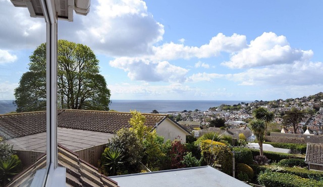 SANDPIPER, family friendly, country holiday cottage in Lyme Regis