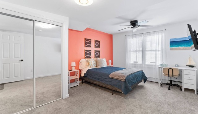 Sandpiper Place: 1 block to free beach w/NY views. 30min to NYC. Private drive.