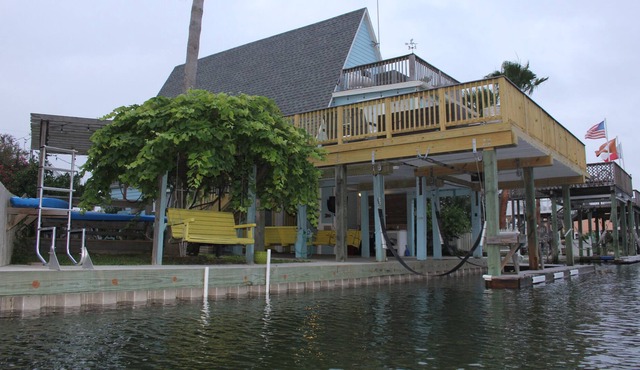 “Sandpiper's Song” Canal house in Jamaica Beach, A-Frame, Large Deck, Sleeps 9