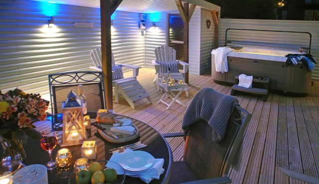 SandPipers Luxury hot tub lodge with 2 ensuites a private Sauna & BBQ terrace