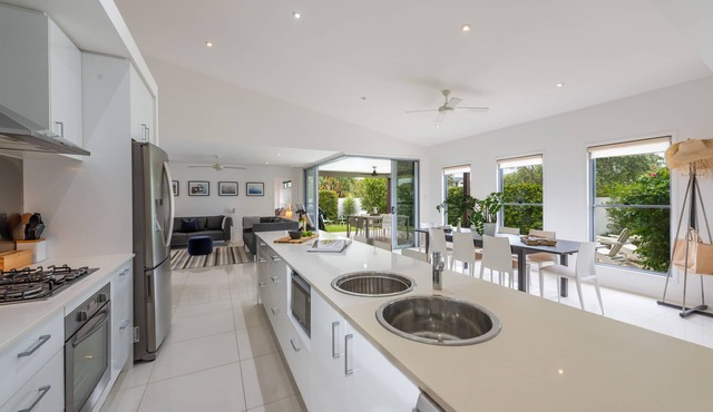 SANDS BEACH HOUSE B - beachside/wifi/enclosed garden/outdoor shower