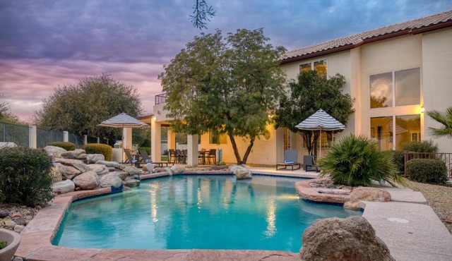 Sandstone by AvantStay Spacious Desert Oasis w Pool BBall Crt Movie Room