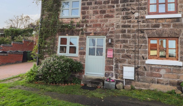 SANDSTONE COTTAGE, character holiday cottage, with a garden in Helsby