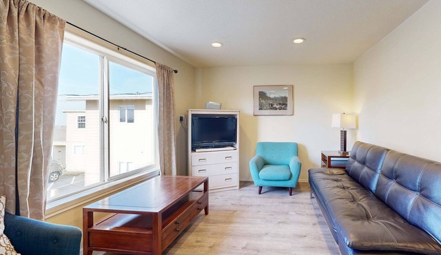 Sandstone Point Condo, Only a Few Blocks to the Beach - Dogs Welcome