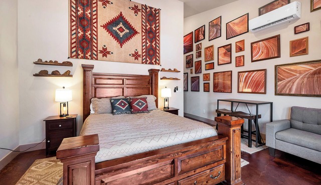 Sandstone Studio w/Private Courtyard, 20 minutes from Zion