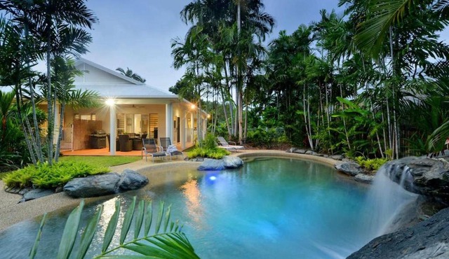 Sandwater-Tropical beachside holiday house