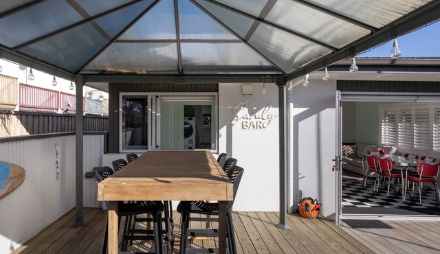 Sandy Bar - Stylish 3-Bedroom Retro-Inspired Home with Sunlit Deck, Pet-Friendly Yard, and Prime Location Steps from Mount Maunganui’s Best Cafés and Golden Beaches