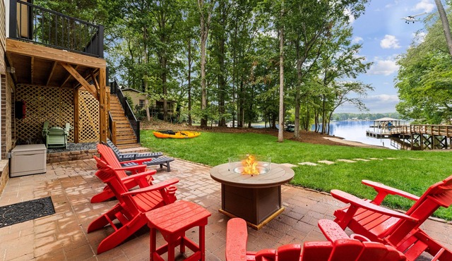 Sandy Beach, 2 King Suites, Game Rooms & Views!