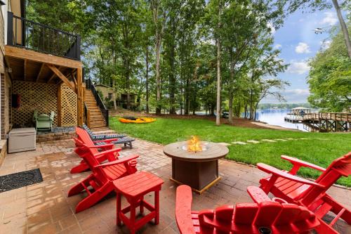 Sandy Beach, 2 King Suites, Game Rooms and Views!