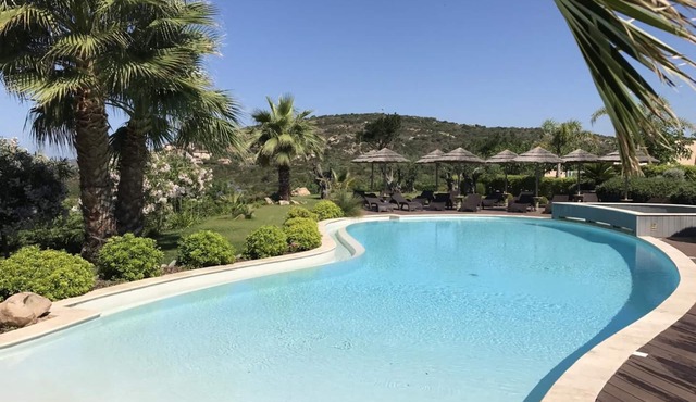 Sandy beach 500m away, air conditioning, swimming pool