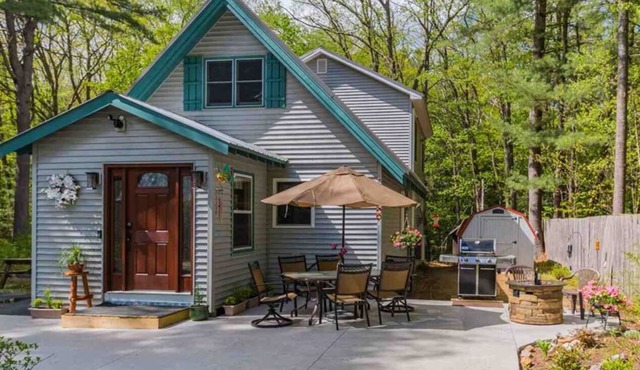 Sandy Beach! Hot Tub! Luxury Lake House on Great Sacandaga Lake!