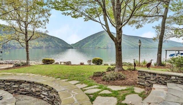 Sandy Beach & Hot Tub! Iconic Mtn View! Come Visit "Sans Souci"!