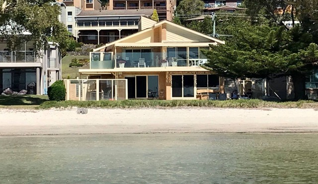 Sandy Beach House Corlette, 1/146 Sandy Point Road - Waterfront, WIFI, Aircon