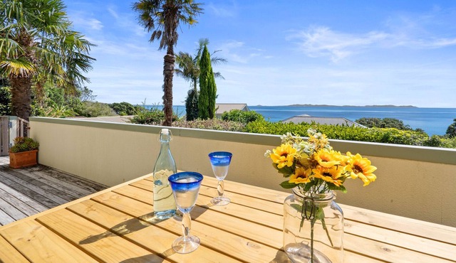 SANDY BEACH HOUSE - COOPERS BEACH HOLIDAY HOME in Coopers Beach