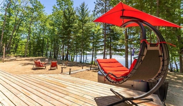 Sandy beach house property in Ottawa Valley