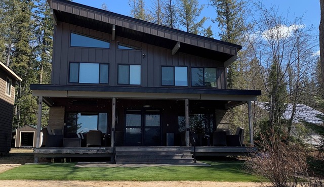 Sandy beach & pickleball court on beautiful Priest Lake!