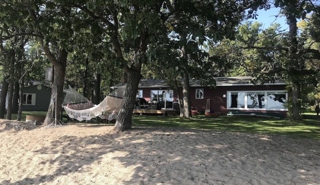 Sandy beach, pontoon INCLUDED w/summer rates! Magnolia inspired renovated home.