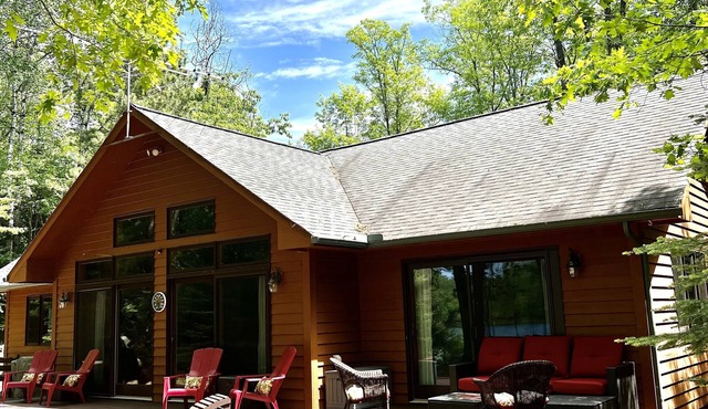 Sandy beach, quiet lake, great fishing & beautiful sunsets w/2 kayaks & gameroom