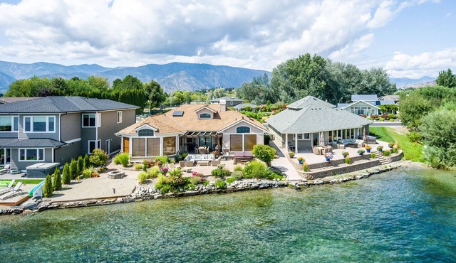 Sandy Beach Retreat - Lake Chelan Manson Waterfront home with private boat slip!