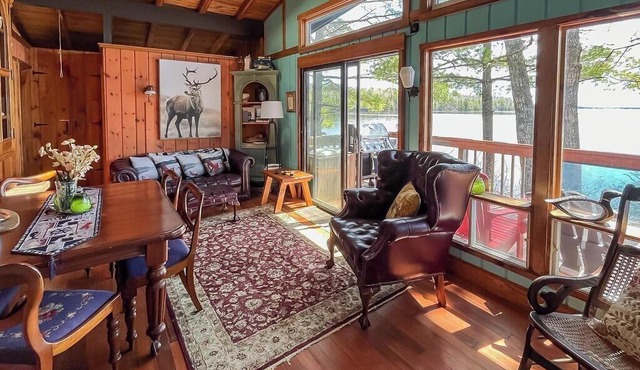 Sandy beaches, big trees, lovely 3BR lodge - private. 10 km to Mahone Bay area