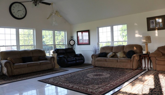 Sandy Beaches-Lake Accessn6000 sq. ft. -Sleeps 25 n9 bedrooms, 4 bathrooms