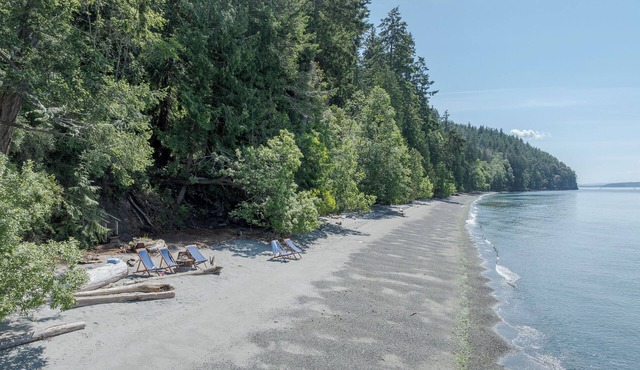 Sandy Beachfront, Hot Tub, Pet-Friendly, Kayaking