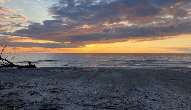 Sandy Cheeks is perfect for your next family vacation! Walk to Lake Erie Beach.