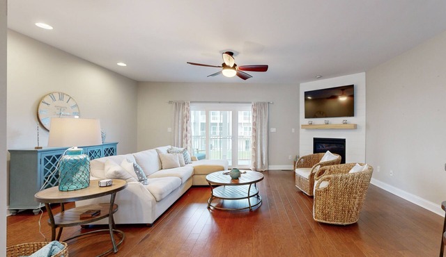 Sandy Cove Townhouse w/Water Views & Shared Pool, Private W/D, Free Wifi