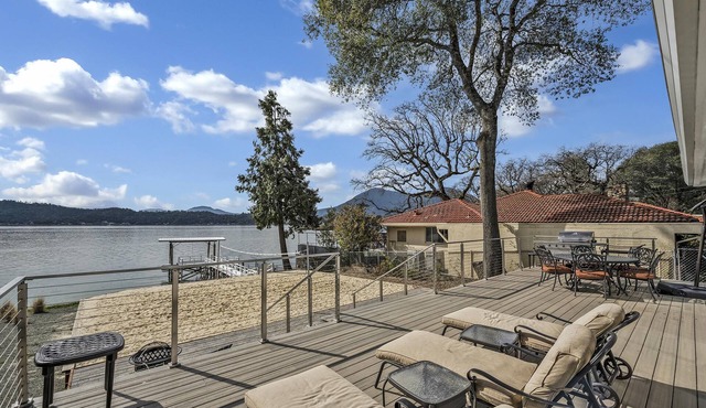 Sandy Feet Retreat - lakefront Retreat with sand volleyball court!