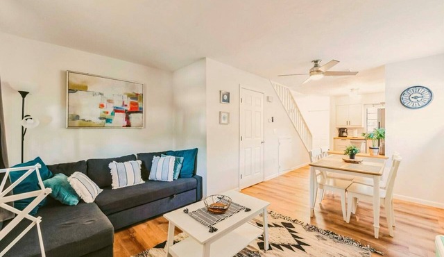 Sandy Feet Retreat - Minutes to Sanibel - Pool - fast WiFi - free Parking