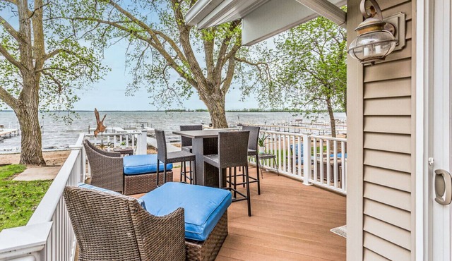 Sandy Feet Retreat Lakefront on Big Spirit Lake