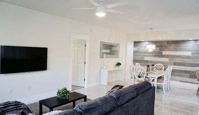 : Sandy Feet Retreat: Walk to the Beach! :