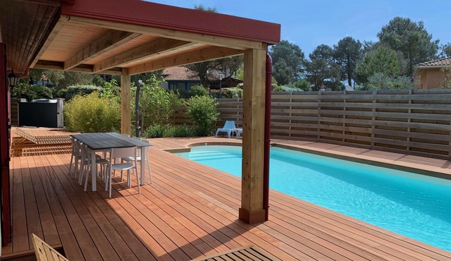 Sandy Feet Villa - beautiful home w/Heated Pool 800m to beach & fibre internet