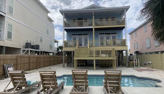Sandy Fox- Walk to Beach, Private pool, Sleeps 26