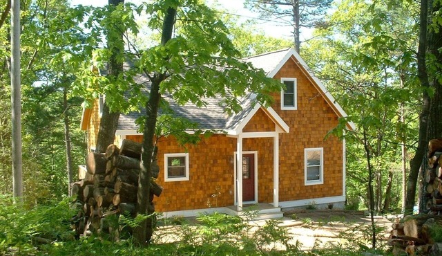 SANDY FRONTAGE! Kayaks! POOL TABLE! Paddle Boards!