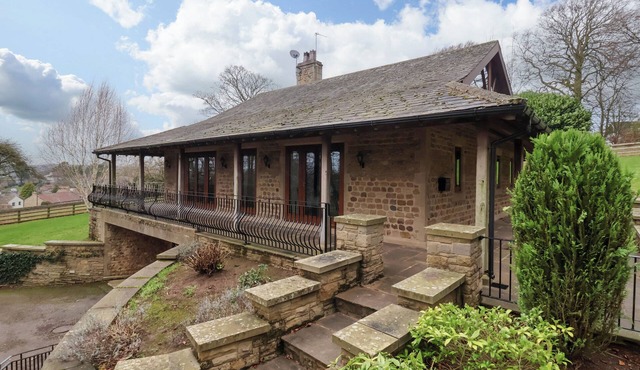 SANDY GATE, pet friendly, character holiday cottage in Knaresborough