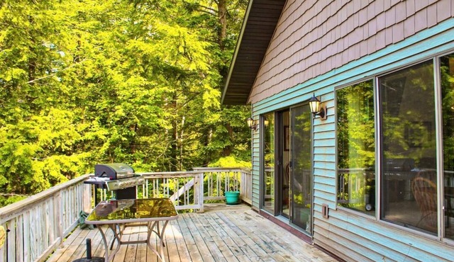 Sandy Lake Lodge 4BR w/Sauna, Fireplace, 2nd Story Deck & 2 Kitchens