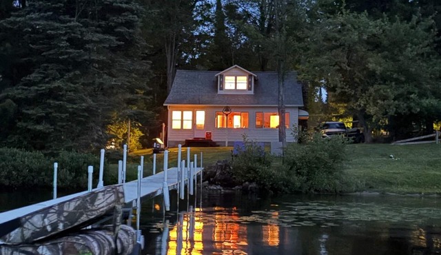 Sandy Lakeshore w Stunning views. St Helen memories. Cozy Cabin. Dock. Fire Pit.