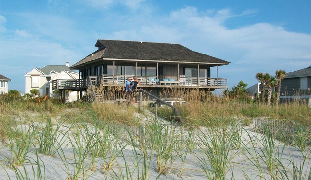 Sandy Paws Cozy Beach House and direct ocean front on Figure Eight Island