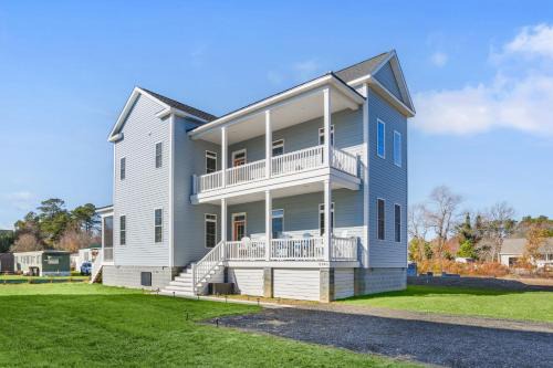 Sandy Penny | Luxury New Build w/Water Views, En-Suite Bedrooms + Gourmet Kitchen Retreat