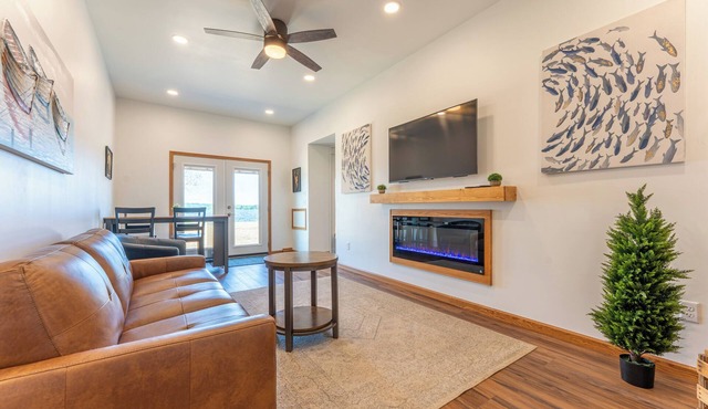 Sandy Point Resort, Lakeside 2BR Modern Escape