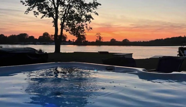 Sandy Pond Waterfront W/Hot Tub, on Golf Course!