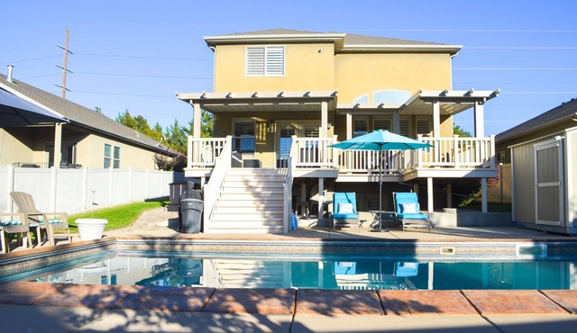 Sandy Pool House, Bar, Hot Tub and Gym, Sleeps 11!