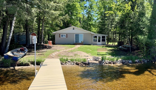 Sandy Shore Cottage on Enterprise Lake, Elcho