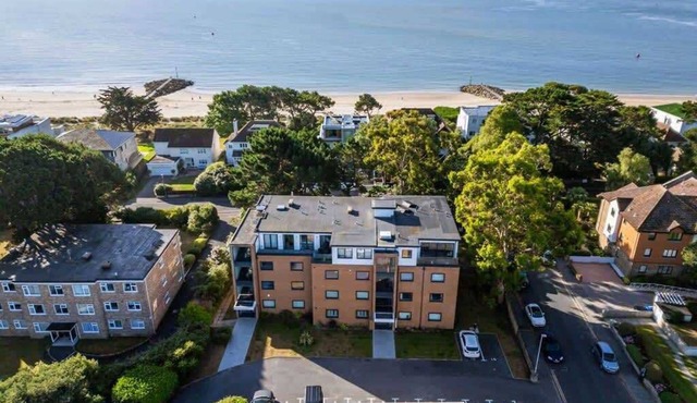 Sandy Shores - 2-bed flat on Sandbanks Peninsular