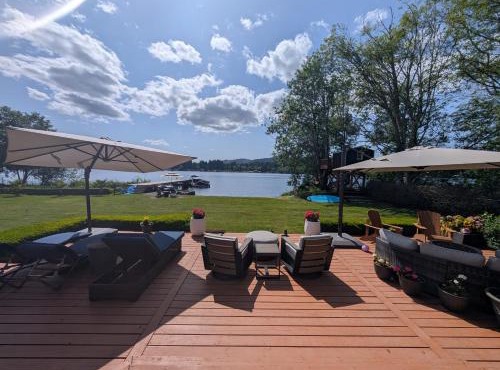 Sandy Shores Black Lake Estate, Hot Tub, Dock, Paddleboard, Treehouse & More!