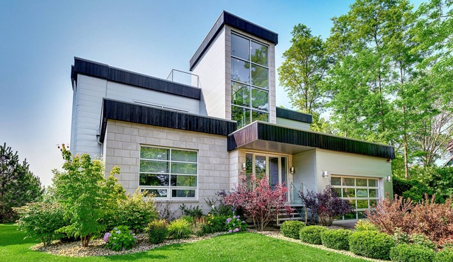 Sandy Shores: Stunning Modern Beach House with Sunset views over Lake Michigan