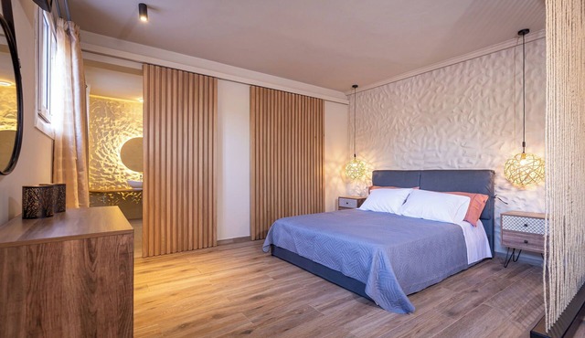 Sandy Suite | Jacuzzi | 10min Walk to Ipsos Beach