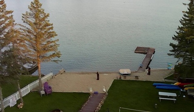 *SANDY SWIM-IN-BEACH* Lakefront 🏖 A/C included! 3BR West Branch, MI Getaway