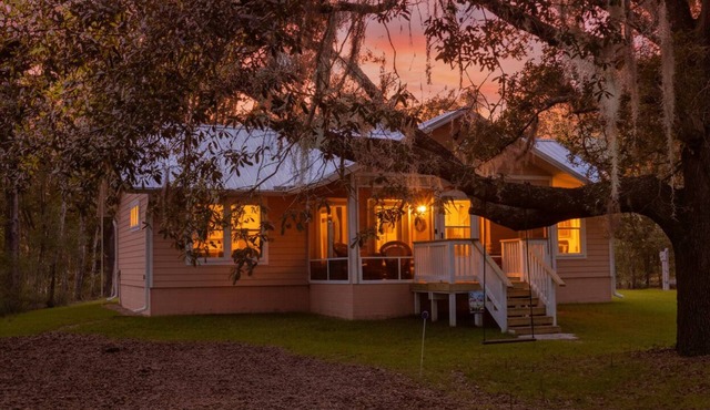 Sandy Toes Bungalow-Snowbird Cozy 2/2 Retreat, Lakeview/Access, Firepit, Hot tub